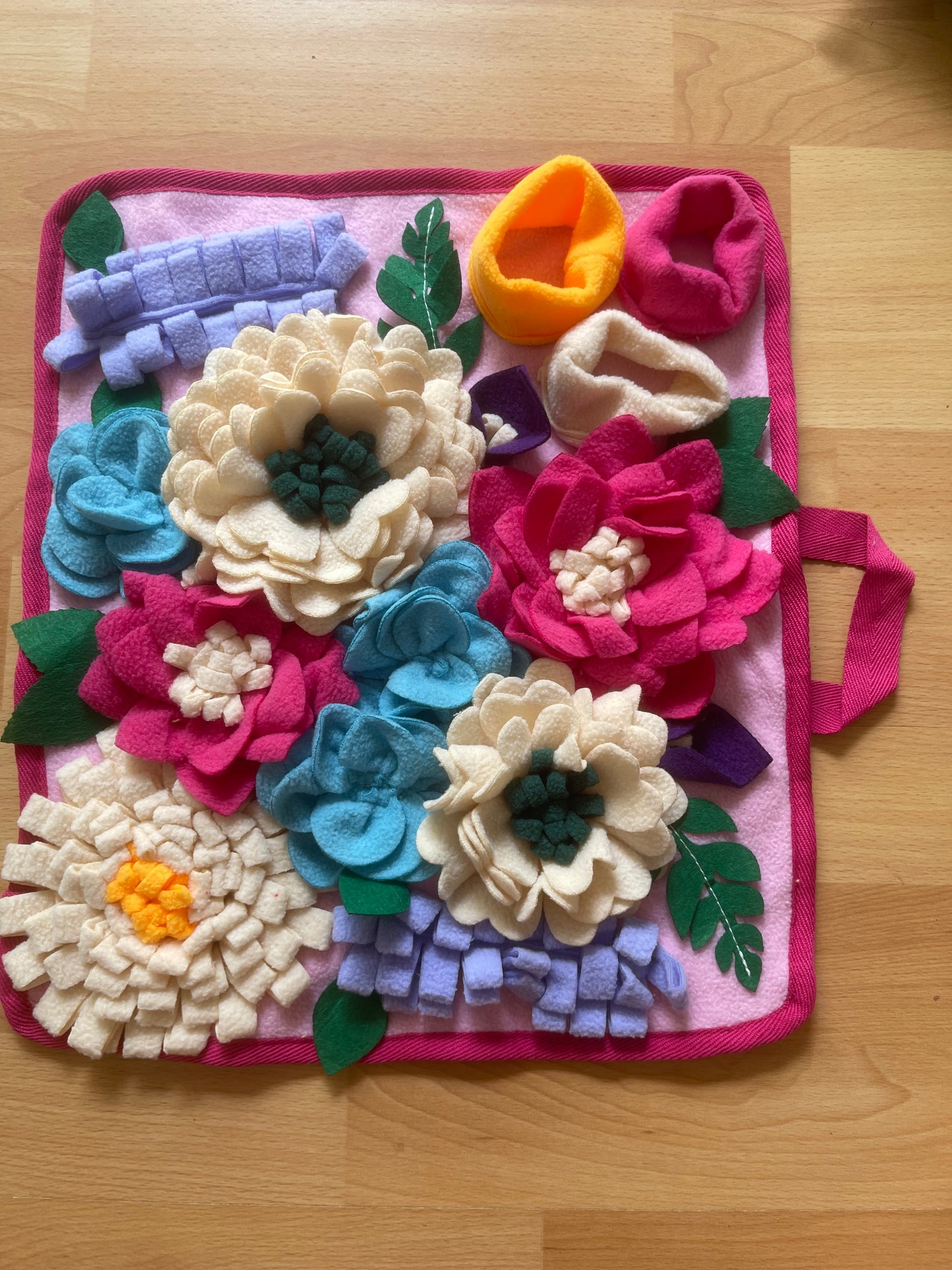 Tapis de fouille – Édition florale d’été fond rose