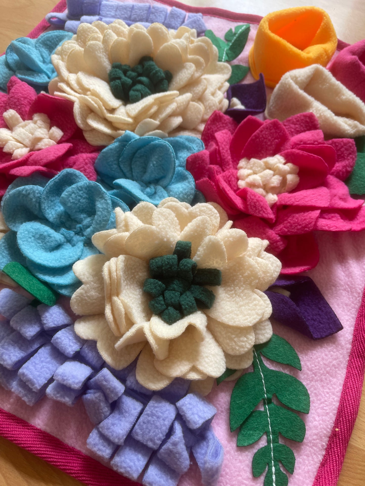 Tapis de fouille – Édition florale d’été fond rose