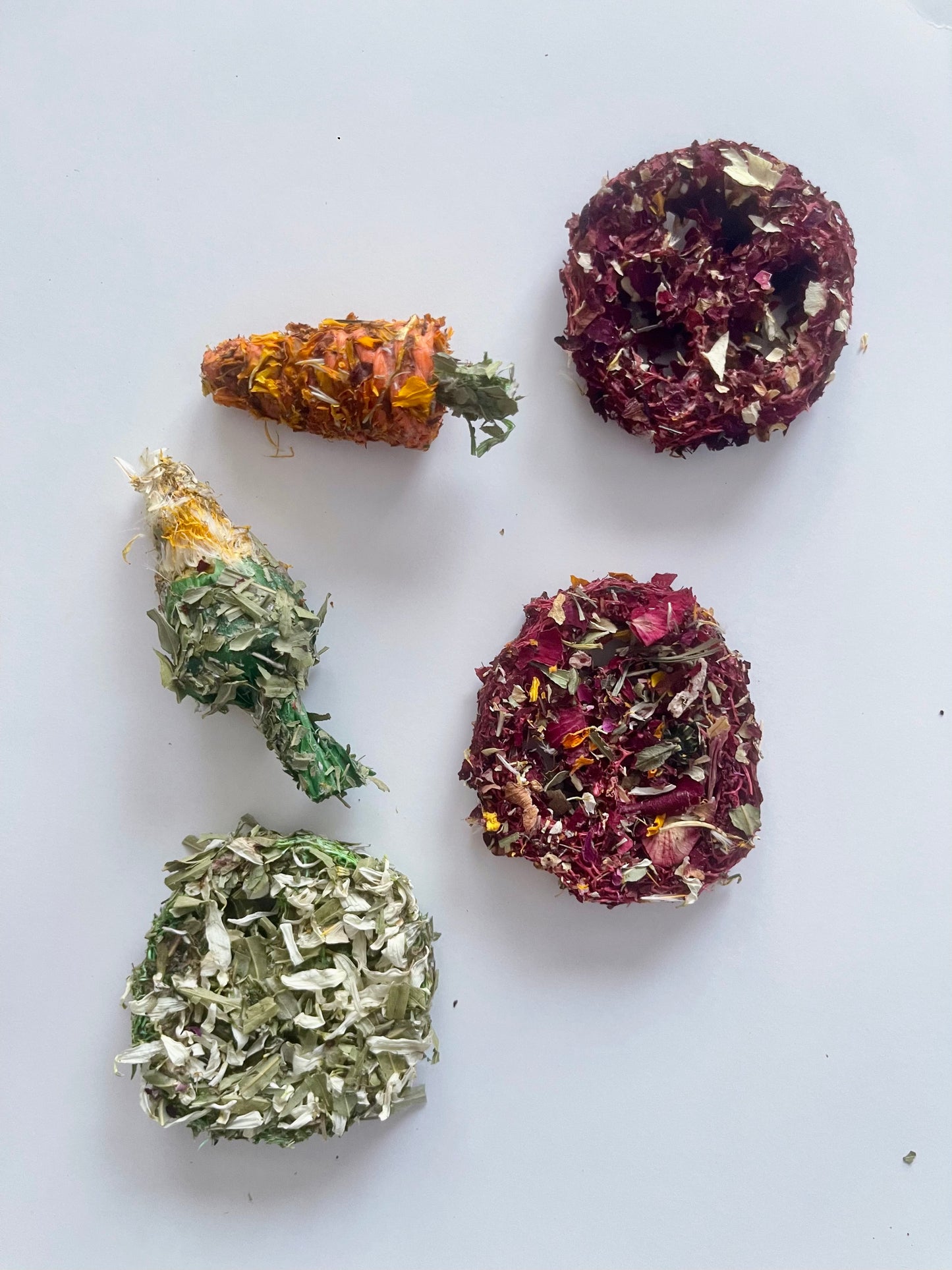 5 natural floral chew toys