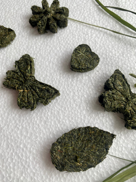 Natural treats / fresh grass and banana